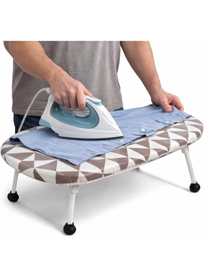 طاولة كي على سطح الطاولة، طاولة كي محمولة قابلة للطي ، محطة كي صغيرة موفرة للمساحة للمنزل والسفر بغطاء مقاوم للحرارة بالوان عشوائية - Image 2